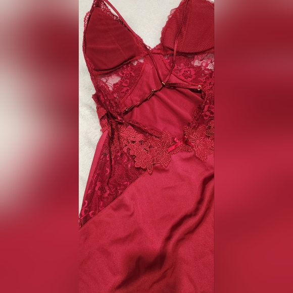 Red Slip Low-back with Lace - Picture 6 of 6